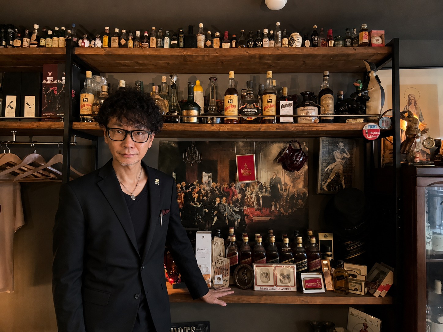 BAR & CAFE 1001 店主 茂木祥太 — ボトル棚を背に